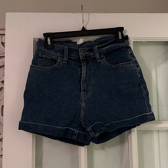 Levi’s high rise shorts. Size 26 - Picture 2 of 3